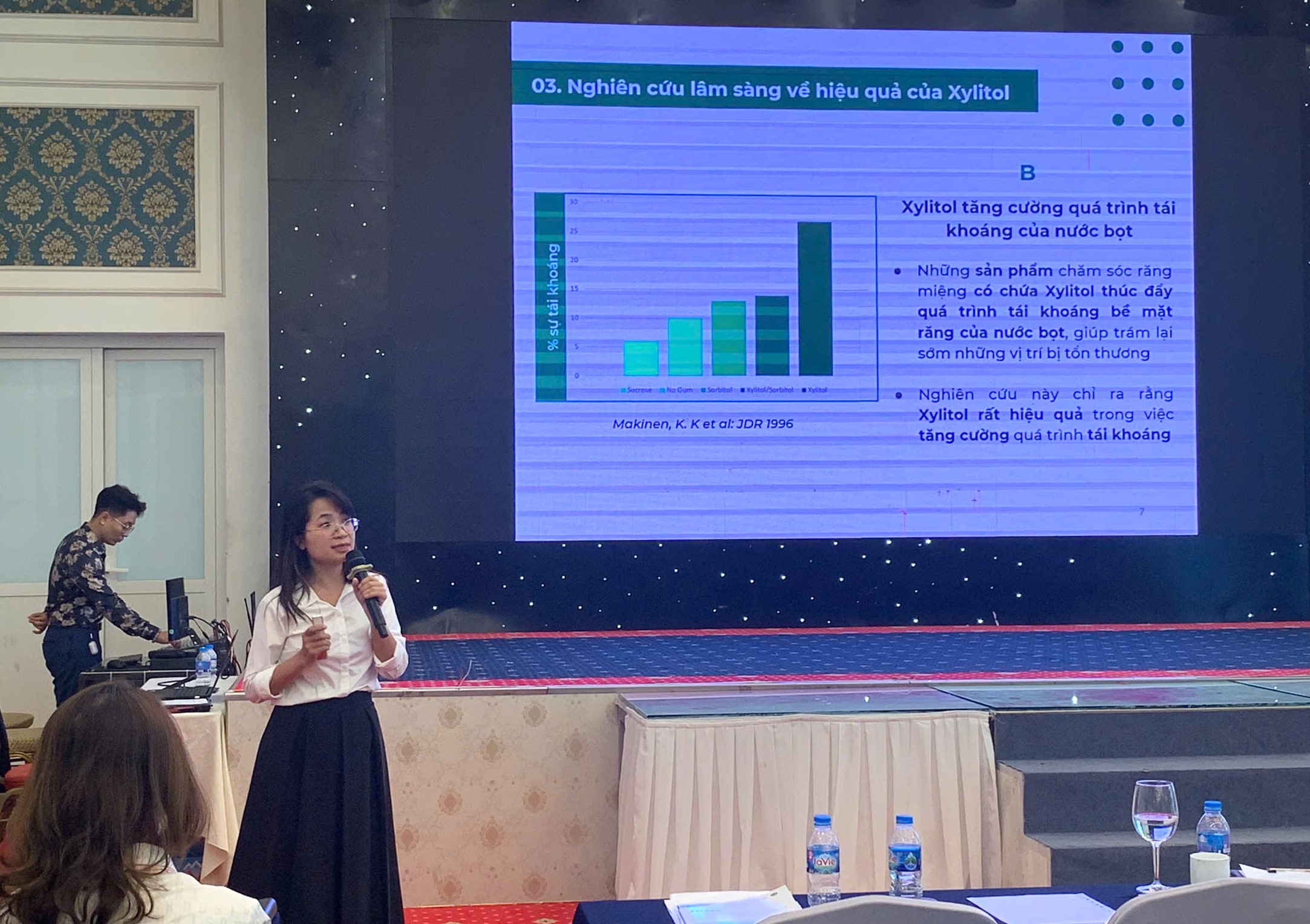 ThS. Vũ Thị Bích Nguyệt, Phó Trưởng phòng Chỉ đạo tuyến trình bày về Xylitol và sức khỏe răng miệng; Thói quen xấu về răng miệng và dự phòng